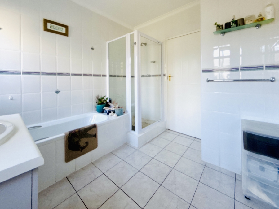 3 Bedroom Property for Sale in Sandbaai Western Cape